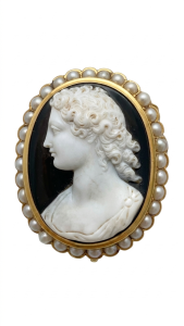 סיכת Cameo מזהב משובצת פנינים טבעיות – דיוקן קלאסי בגילוף עדין