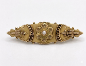 Antique 9 carat gold brooch with marquise design and floral elements