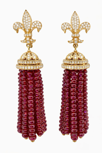 עגילי זהב 18K Fleur De Lis משובצים יהלומים ורובי – עיצוב מלכותי מרשים במיוחד